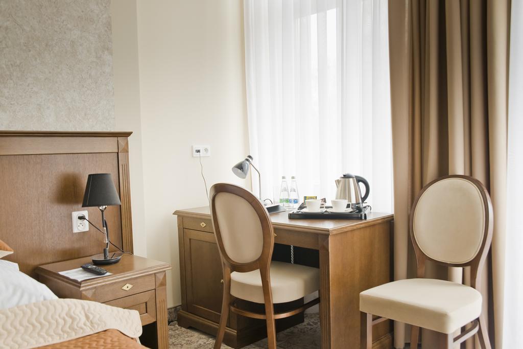 Hotel Gal Тарнув Экстерьер фото