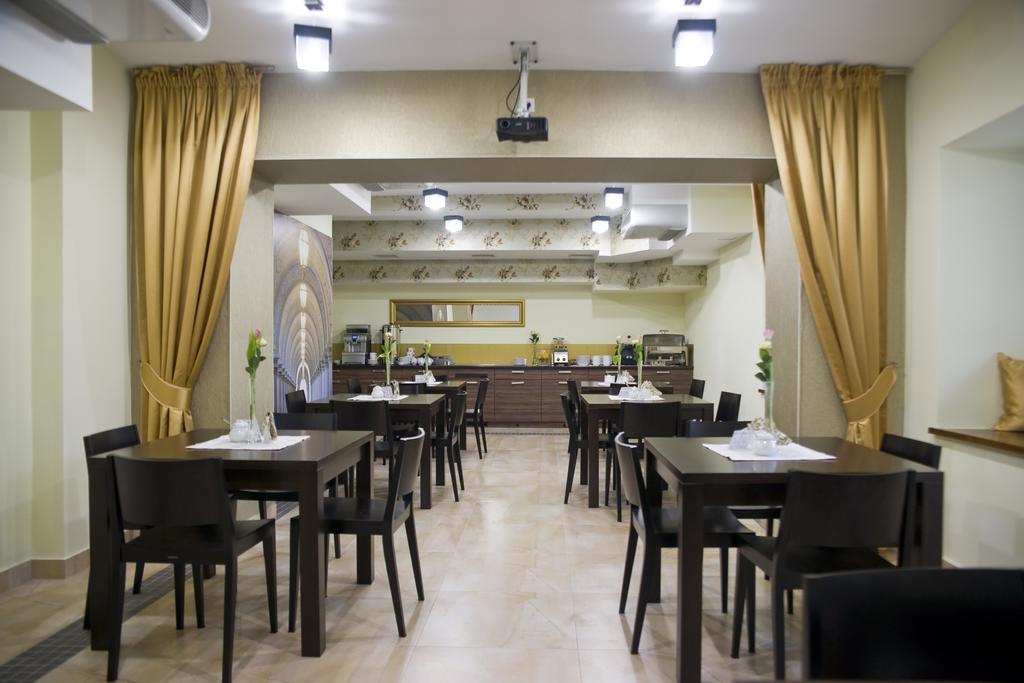 Hotel Gal Тарнув Экстерьер фото