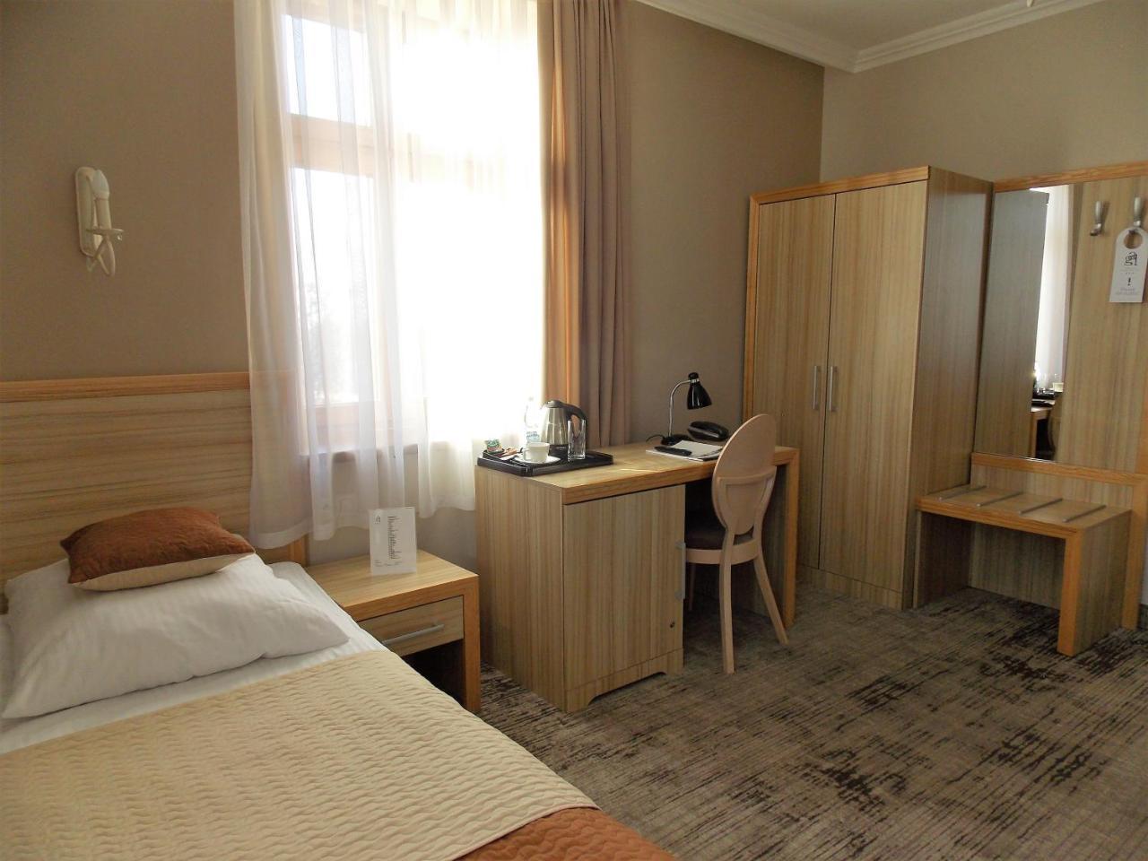Hotel Gal Тарнув Экстерьер фото