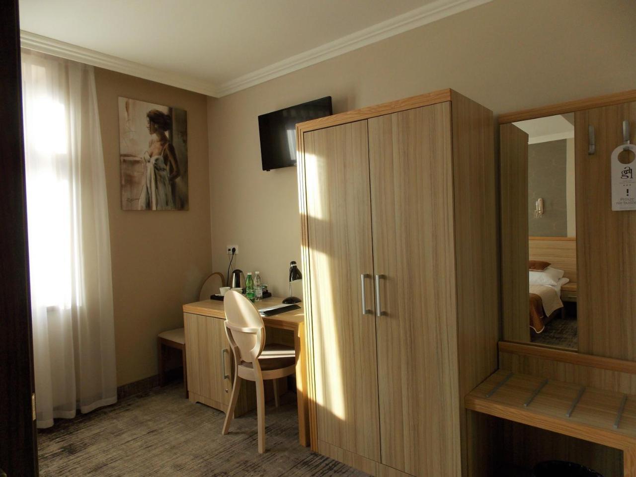 Hotel Gal Тарнув Экстерьер фото