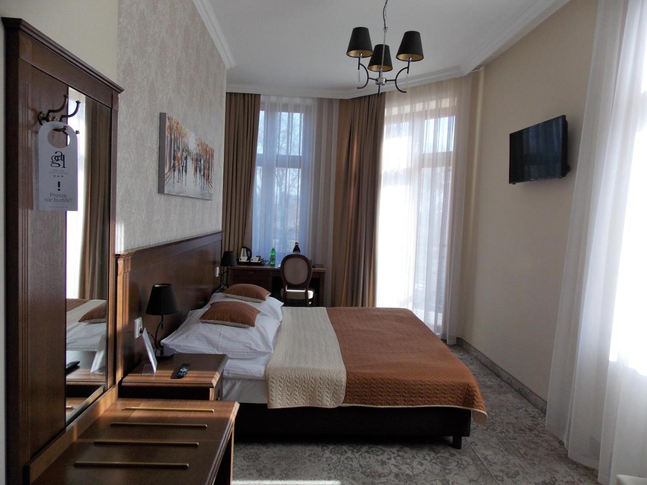 Hotel Gal Тарнув Экстерьер фото