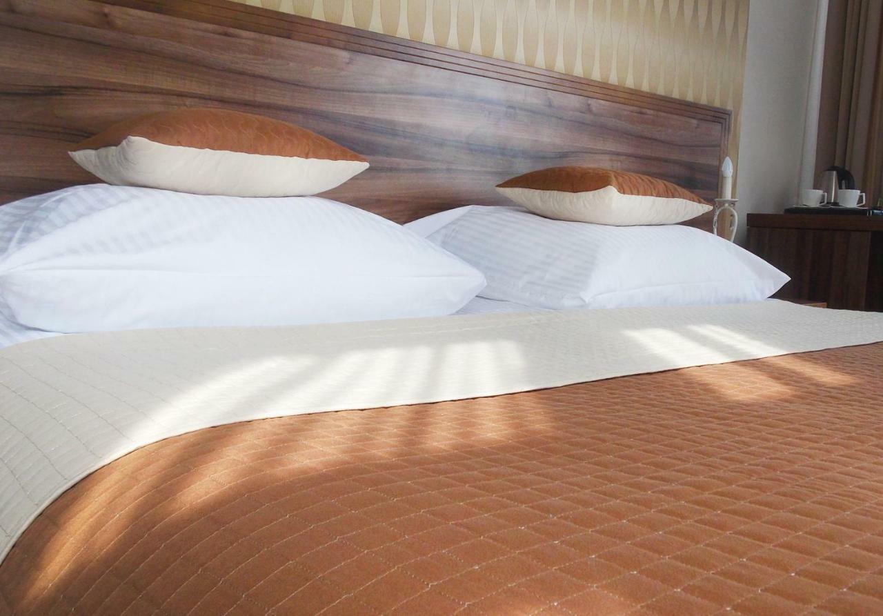 Hotel Gal Тарнув Экстерьер фото