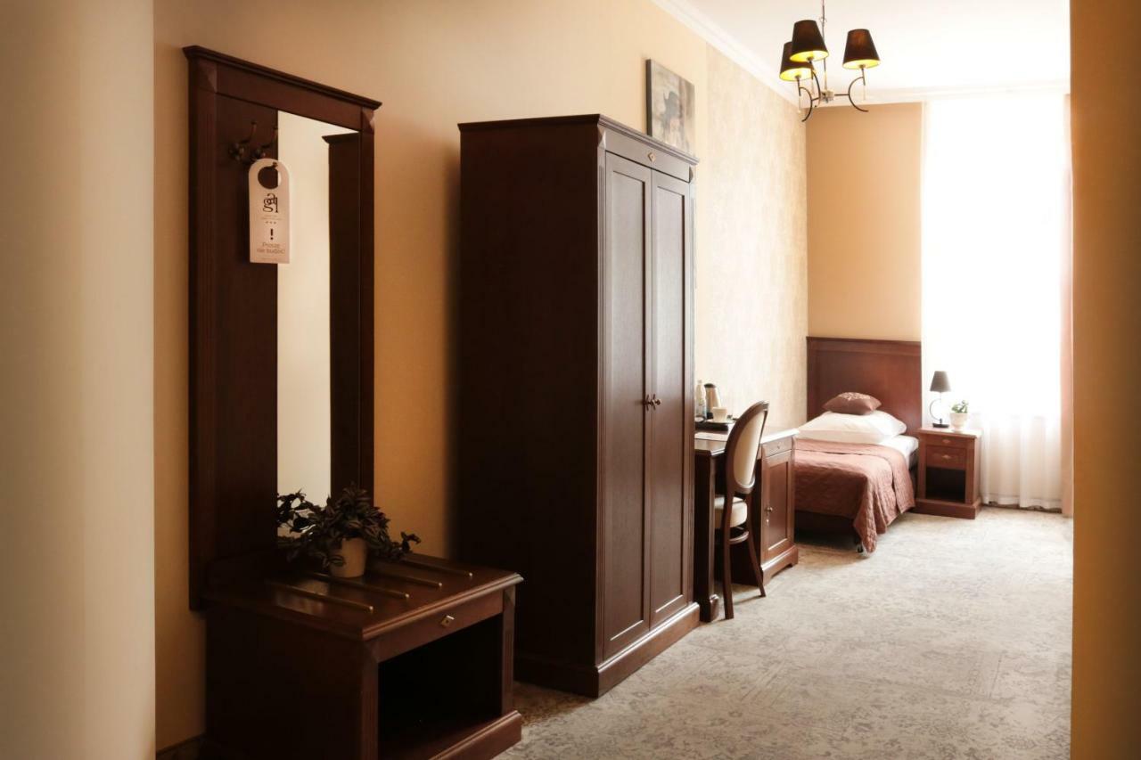 Hotel Gal Тарнув Экстерьер фото