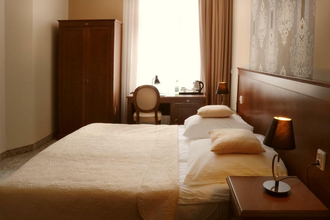 Hotel Gal Тарнув Экстерьер фото